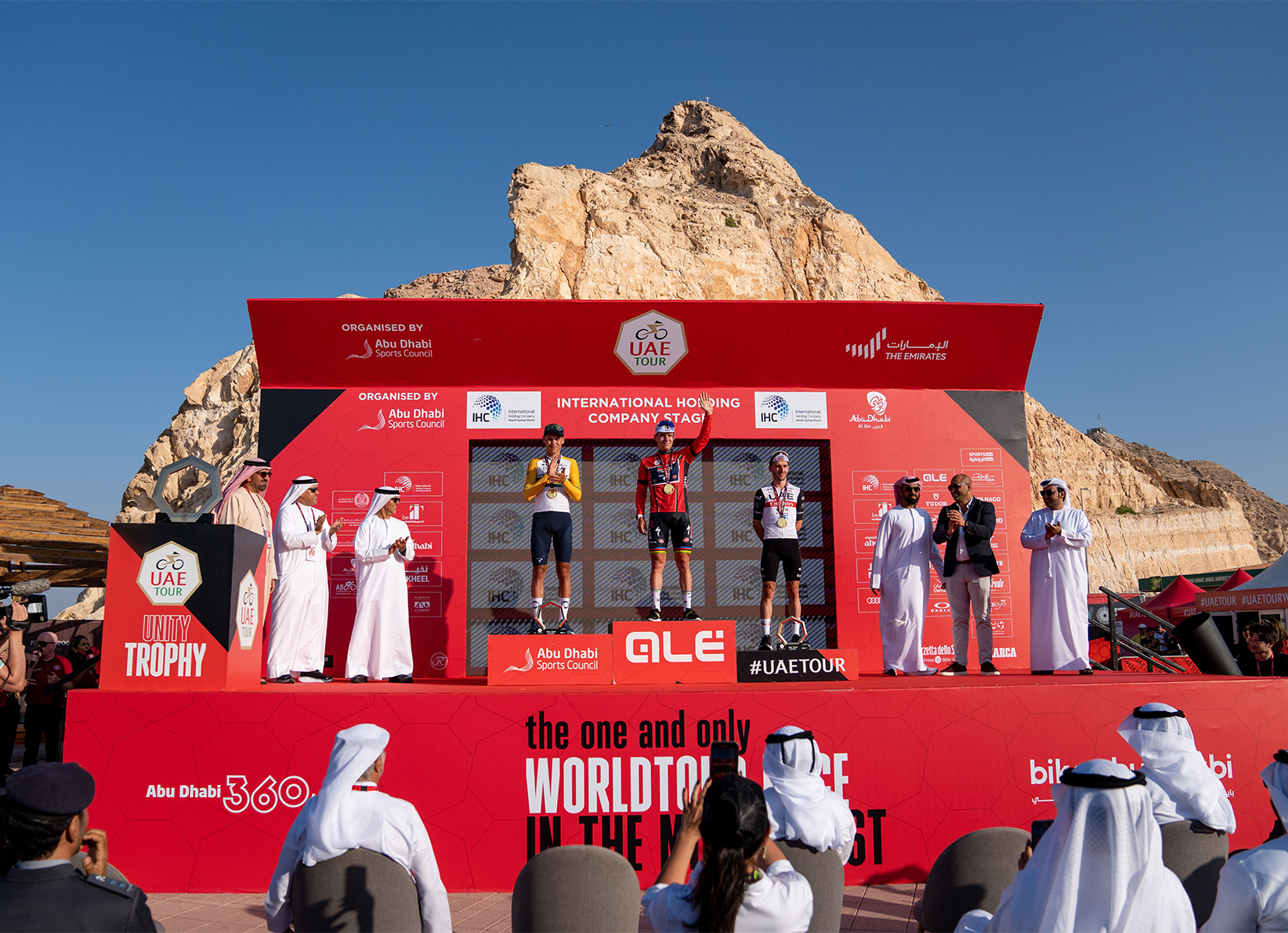 UAE Tour 2023 settima tappa: "Evenepoel conquista la vittoria assoluta alla Jebel Hafeet mentre Yates brilla sulla salita finale